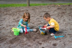 Comment se nouent les premières relations sociales entre enfants ?